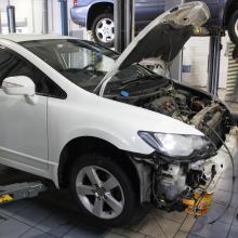 Цивик на подъемнике в сервисе