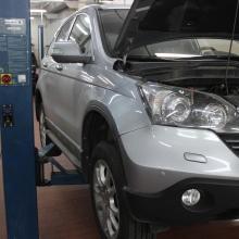 серый кроссовер Хонда на подъемнике