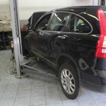 черный кроссовер Хонда на СТО