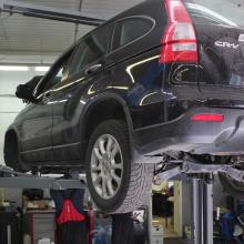 Honda crv на подъемнике в автосервисе