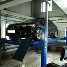 Хонда на подъемнике в сервисе