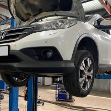 Хонда на подъемнике