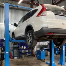 Хонда в автосервисе на подъемнике