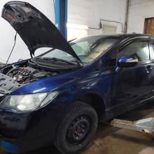 Хонда Цивик в техцентре с открытым капотом