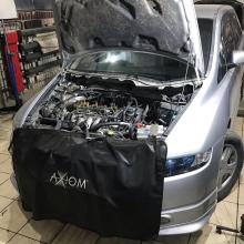 Хонда в автосервисе с открытым капотом