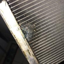 поврежденный радиатор отопителя