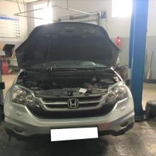 Хонда СРВ в автосервисе с открытым капотом