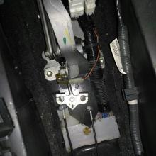 Крепление троса ручника Хонда в салоне