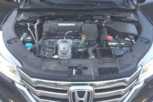 открытый капот на Хонде