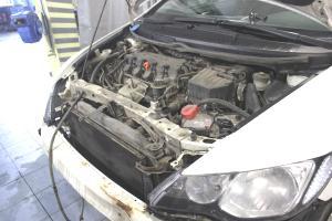 открытый капот на Хонде