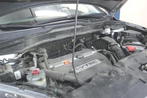 открытый капот на Хонде СРВ