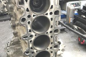 блок двигателя на столе