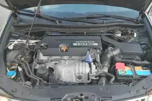 Хонда Аккорд с открытым капотом