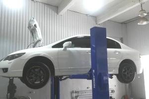 Хонда Цивик 4Д в автосервисе на подъемнике