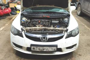 Цивик с открытым капотом в сервисе