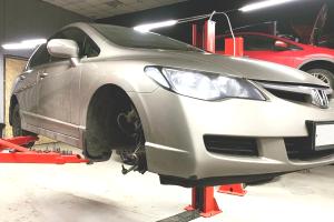 Хонда Цивик в сервисе на подъемнике