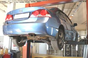 Хонда Цивик 4Д в сервисе на подъемнике