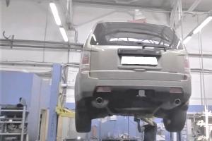 Хонда Пилот в сервисе на подъемнике