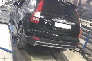 Черный Хонда СРВ в автосервисе на подъемнике