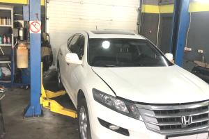 Хонда Кросстур в сервисе на подъемнике