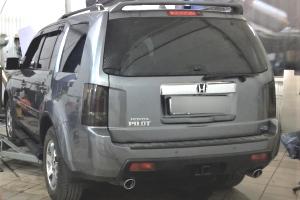 Хонда Пилот  в автосервисе на подъемнике