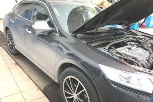 Хонда Кросстур в процессе замены радиатора охлаждения