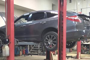 Хонда Кросстур в процессе замены стоек стабилизатора