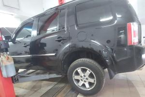 Хонда Пилот в процессе замены переднего сальника коленвала