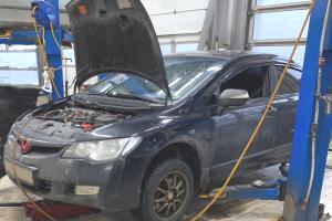 Хонда Цивик готовится к промывке радиатора