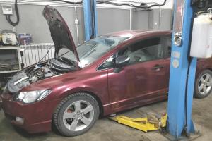 Хонда Цивик в сервисе для замены переднего сальника коленвала