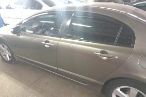 Хонда Цивик в сервисе для замены стеклоподъемника