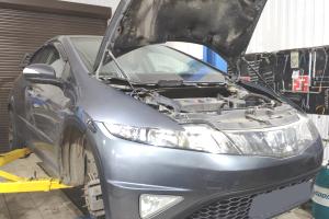 Хонда Цивик в процессе замены суппортов