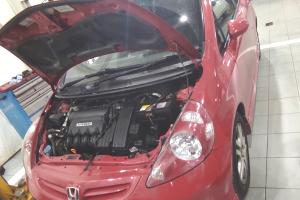 Хонда Фит в процессе ремонта двигателя