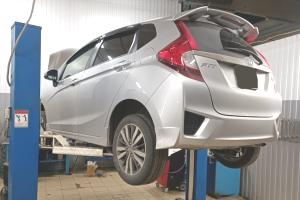 Хонда Фит в процессе замены нижнего лямбда-зонда