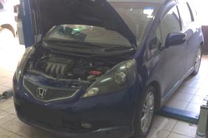 Хонда Фит в процессе замены масла АКПП