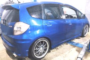 Хонда Фит готовится к замене прокладки клапанной крышки