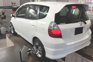 Хонда Фит в процессе замены ШРУСа