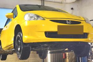 Хонда Джаз в процессе замены масла АКПП