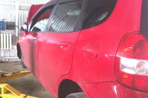 Хонда Джаз в процессе замены шаровых опор