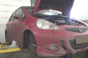 Хонда Джаз в процессе замены тормозных дисков