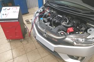 Хонда Фит на обслуживании после замены компрессора кондиционера