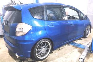 Хонда Фит в автотехцентре на замене опорных подшипников