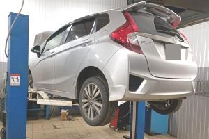 Хонда Фит в автотехцентре на замене помпы