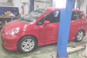 Хонда Фит в автотехцентре готовится к замене прокладки ГБЦ