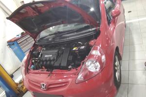 Хонда Фит в автотехцентре готовится к замене радиатора кондиционера