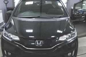 Хонда Фит в автотехцентре готовится к замене стоек стабилизатора поперечной устойчивости