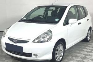 Хонда Джаз в автотехцентре после замены компрессора кондиционера