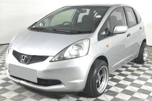 Хонда Джаз в автотехцентре после замены радиатора кондиционера